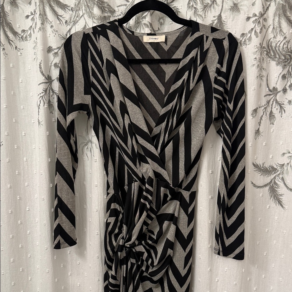 Freeway Black and Gray Geometric Long Sleeve Dress - Picture 3 of 4